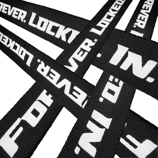Close-up van HYTOVIA Lifting Straps met de “Forever. Locked. In.”-print